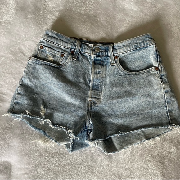 ❗️Levi’s 501 light wash jean shorts - Picture 4 of 4